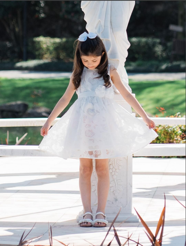 Robe blanche avec ceinture