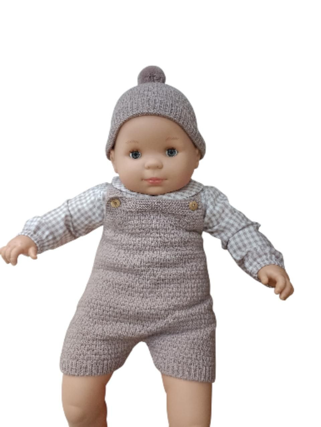 Salopette beige et chemise avec bonnet